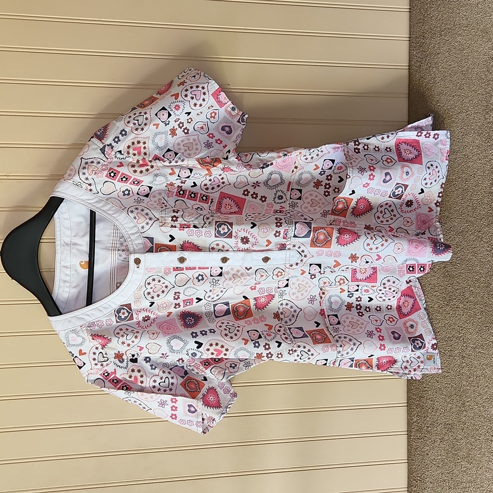 EUC Carhartt scrub top size medium pink hearts black flowers